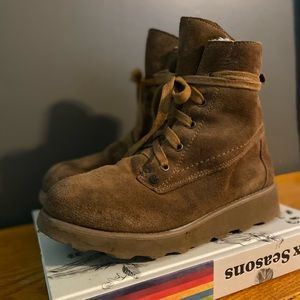 BearPaw Girls Wedge Boots